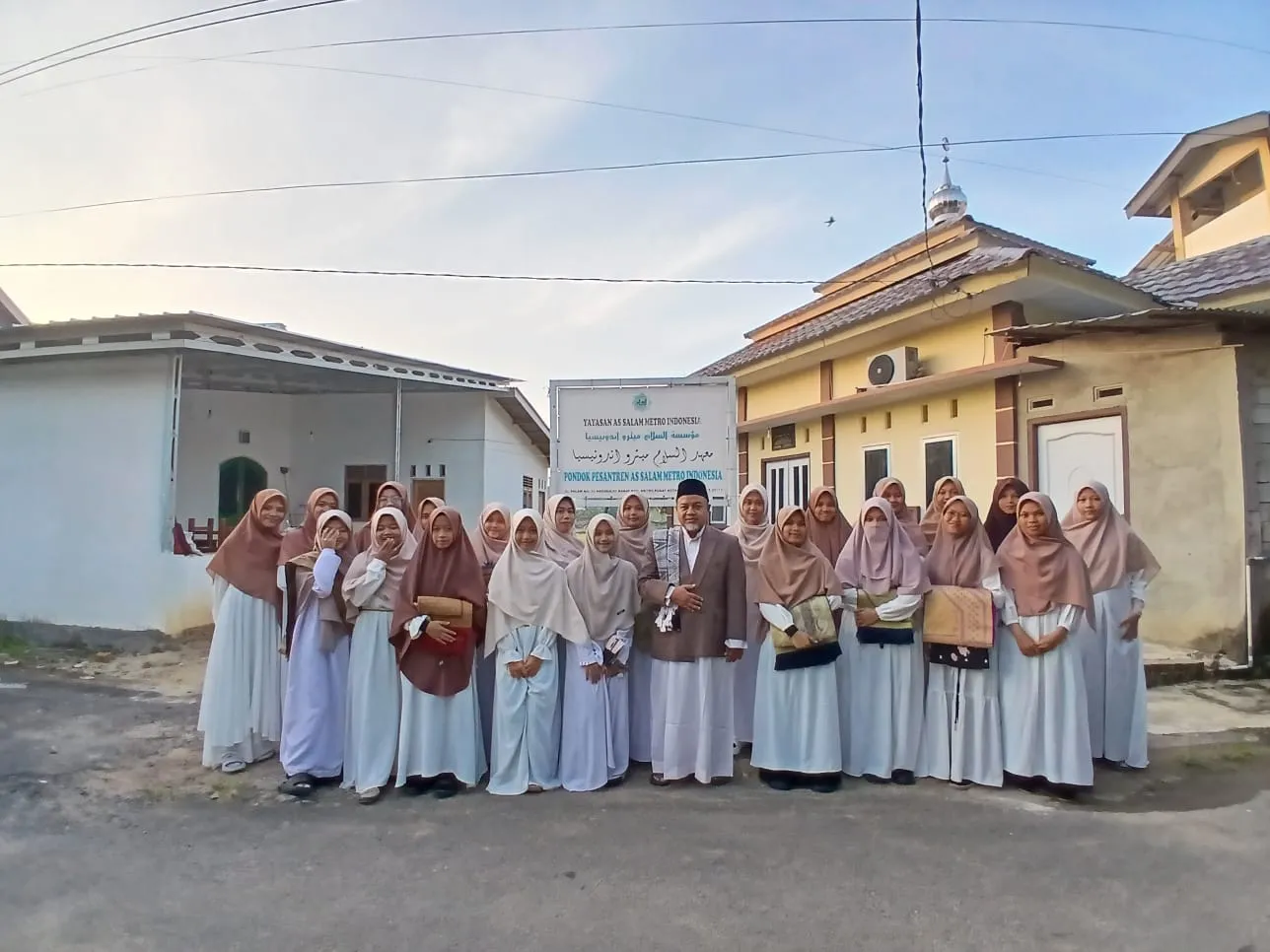 Kegiatan olahraga pagi dan kebersamaan santri